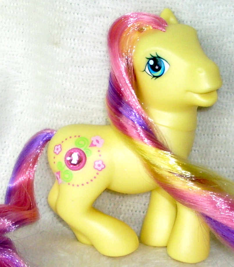 Пони с желтыми волосами. Пони желтая. My little Pony желтая. My little Pony g3 игрушки. My little Pony желтая игрушка.